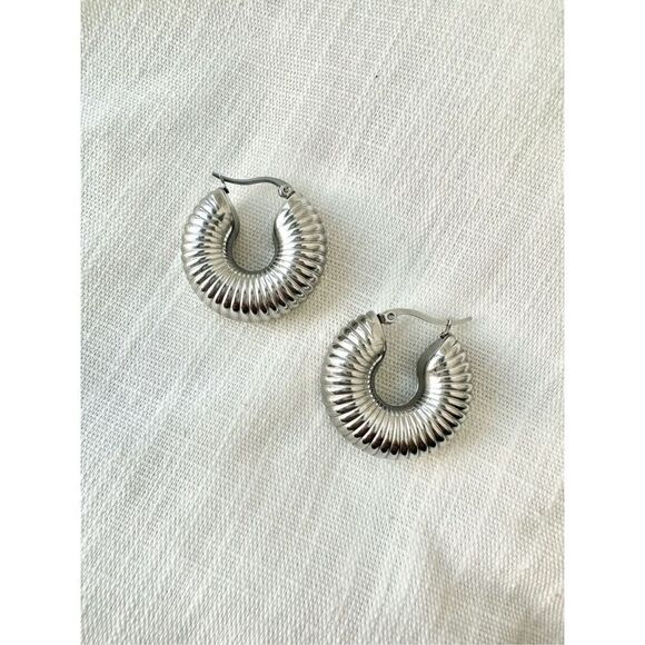 Ribbed silver modern sleek hoops - Picture 3 of 3